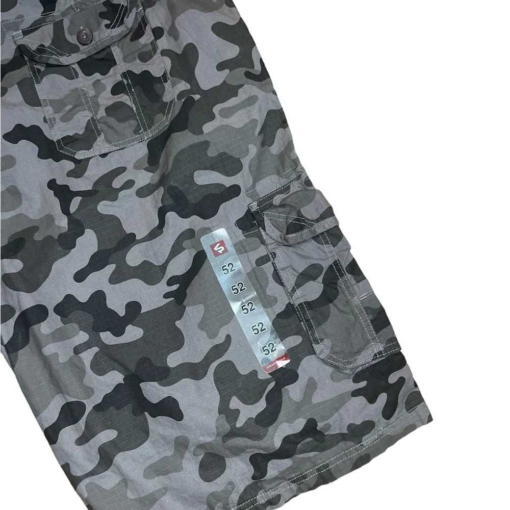 Vintage Y2K South Pole Men’s Utility Cargo Shorts Camo Size‎ 52 NWT’S Streetwear
